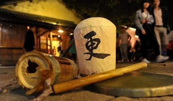 古人天黑就睡，不是懒。古代夜晚太可怕，早睡是最硬核的保命方式