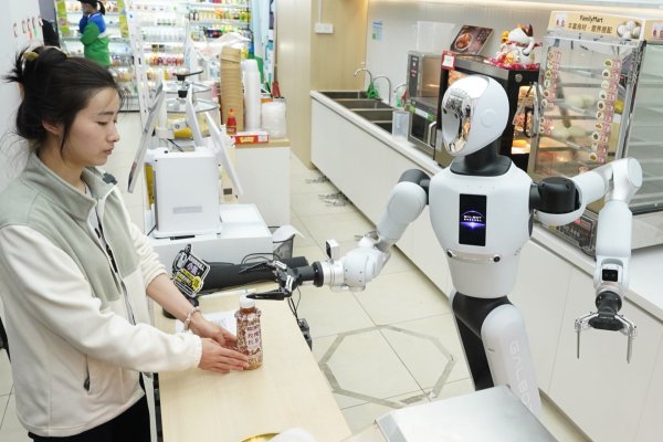“春晚同款”！银河通用机器人正式入职这家便利店